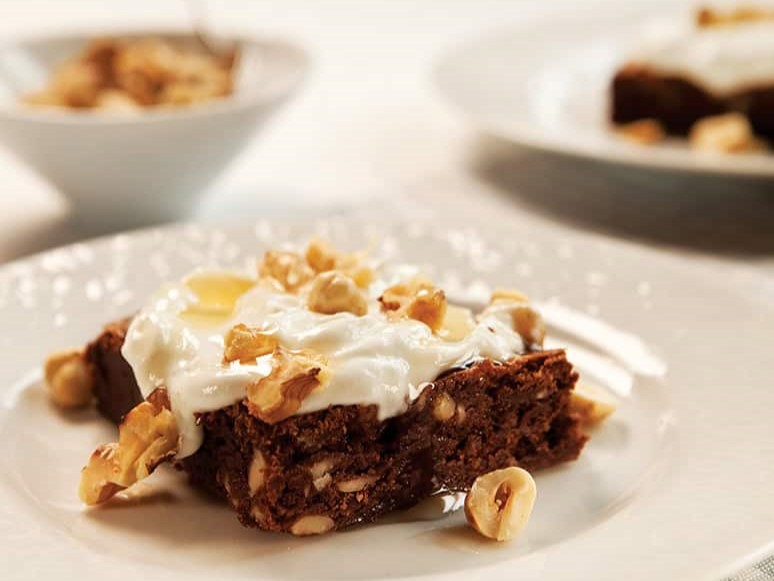 Notenbrownie met kwark en honing