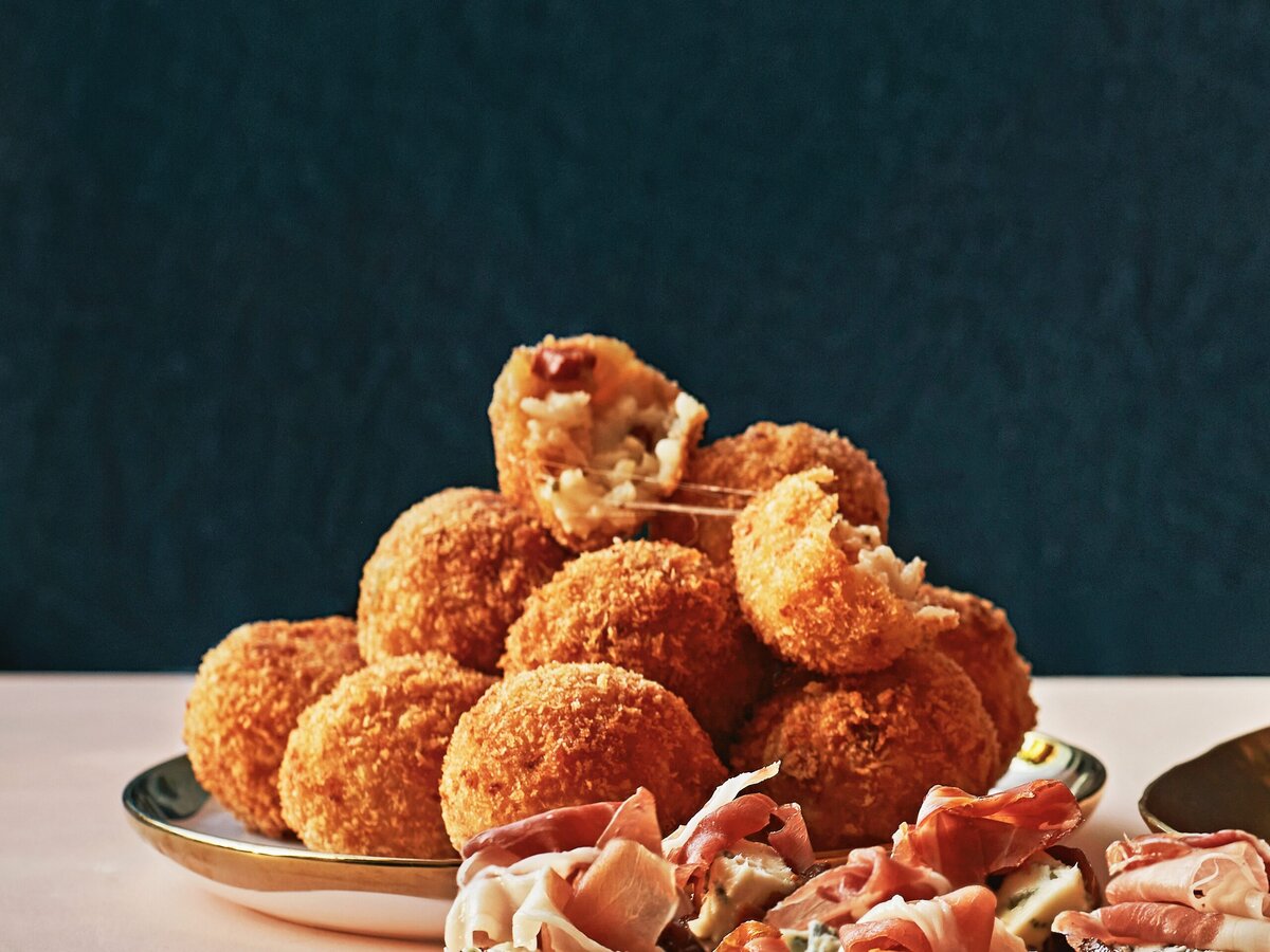 Carbonara-arancini, met gefrituurd krokant laagje