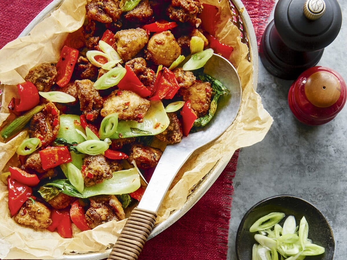 Chinese kip met paksoi in bak met slabestek