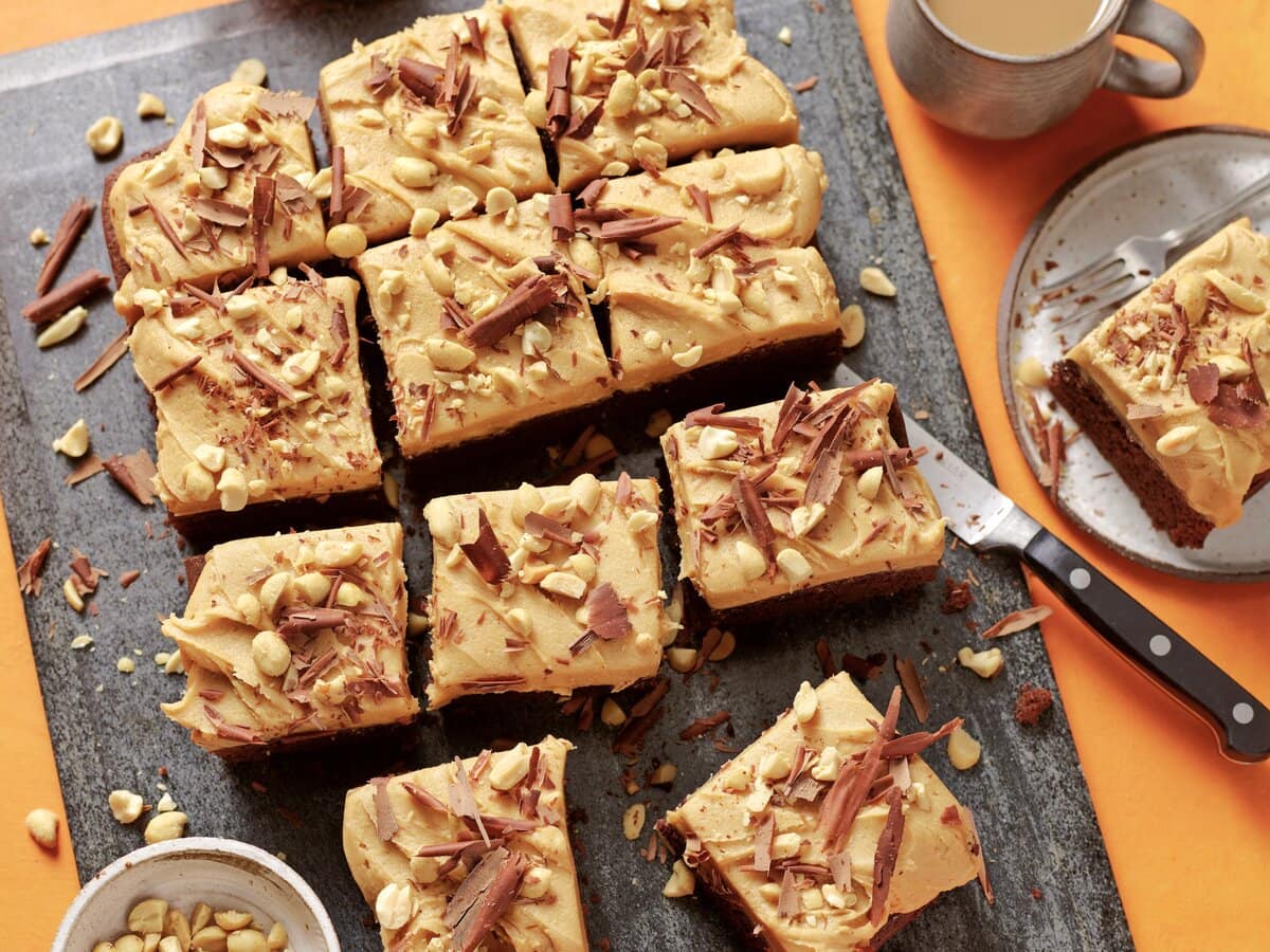 Chocolade-pindakaasplaatcake in 11 stukjes gesneden