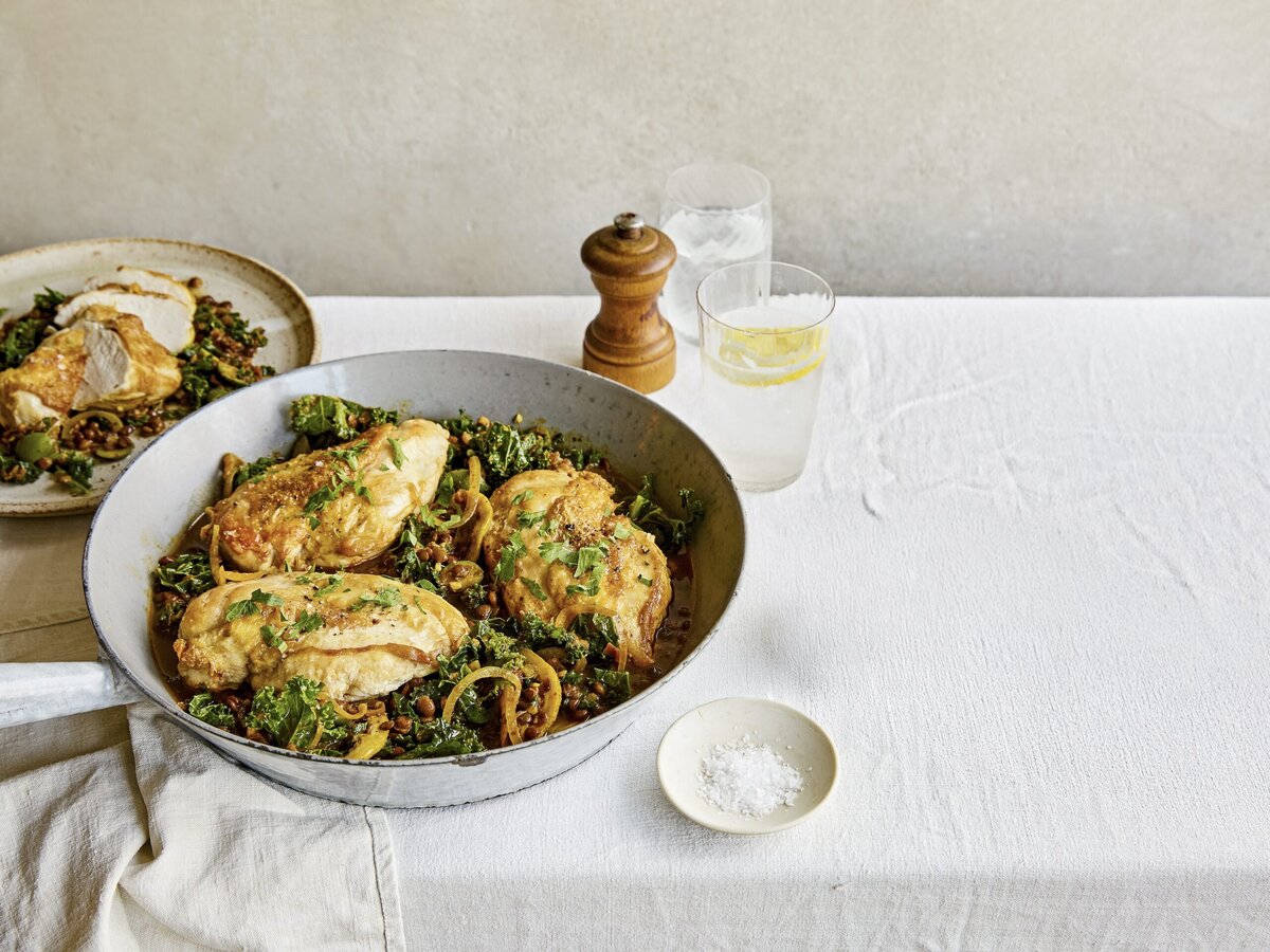 Citroenkip met boerenkool, ui, linzen en olijven