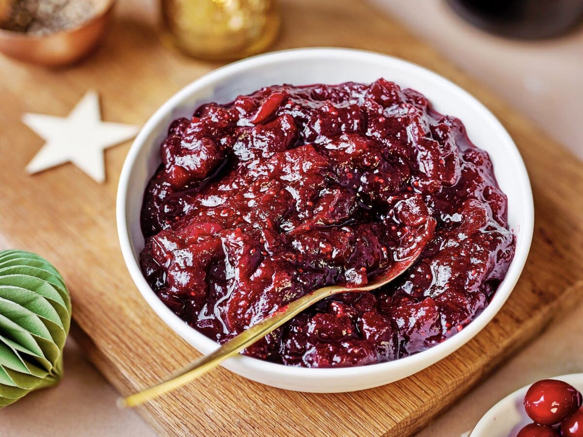 Cranberry-portsaus in een schoteltje