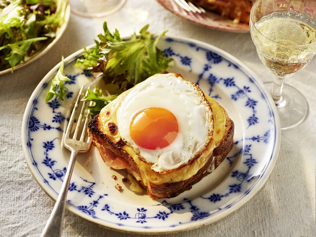 Croque marmite op een bord met drinken ernaast
