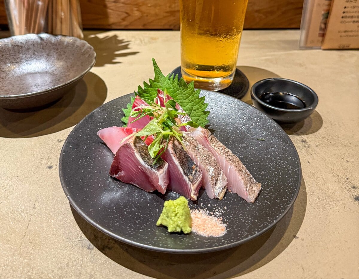 Verse sashimi bij een izakaya in Osaka