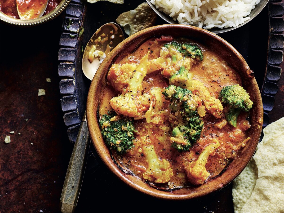 Bakje curry met broccoli en bloemkool met daarnaast witte rijst