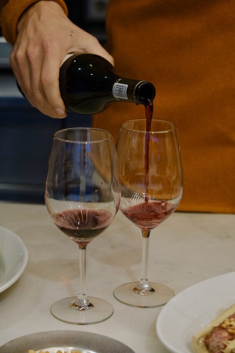 WIjn wordt ingeschonken in glazen