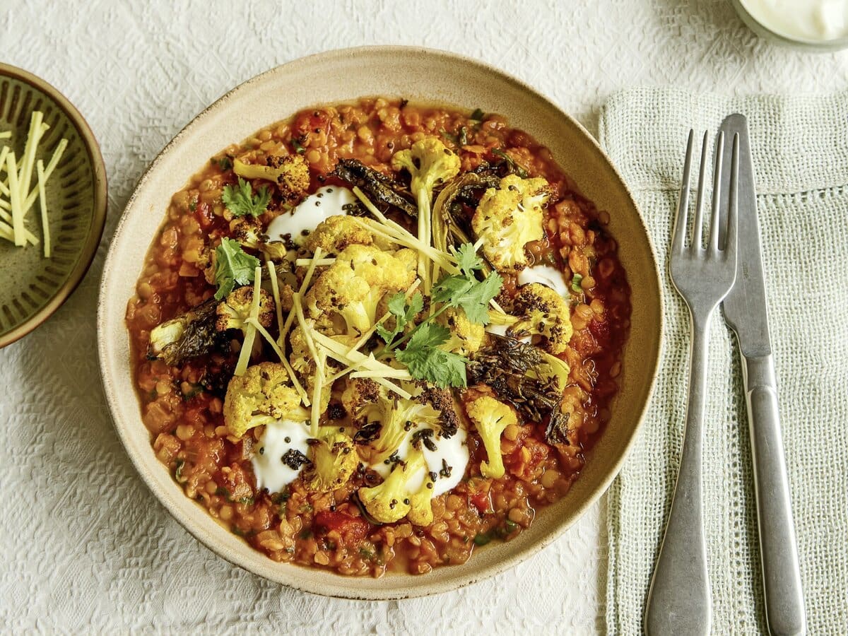 Dahl met yoghurt, komijnbloemkool en koriander