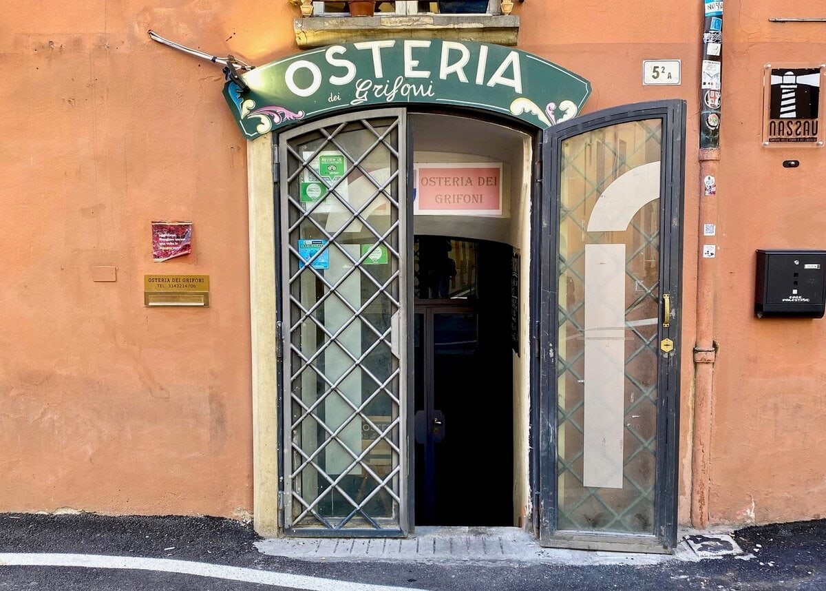Ingang van een Osteria in de Italiaanse stad Bologna