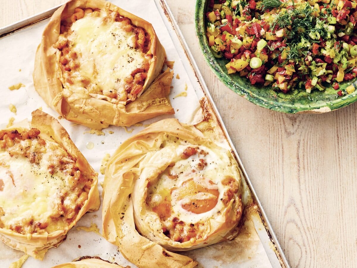 Drie filonestjes met ei, bonen en kaas met daarnaast een salade