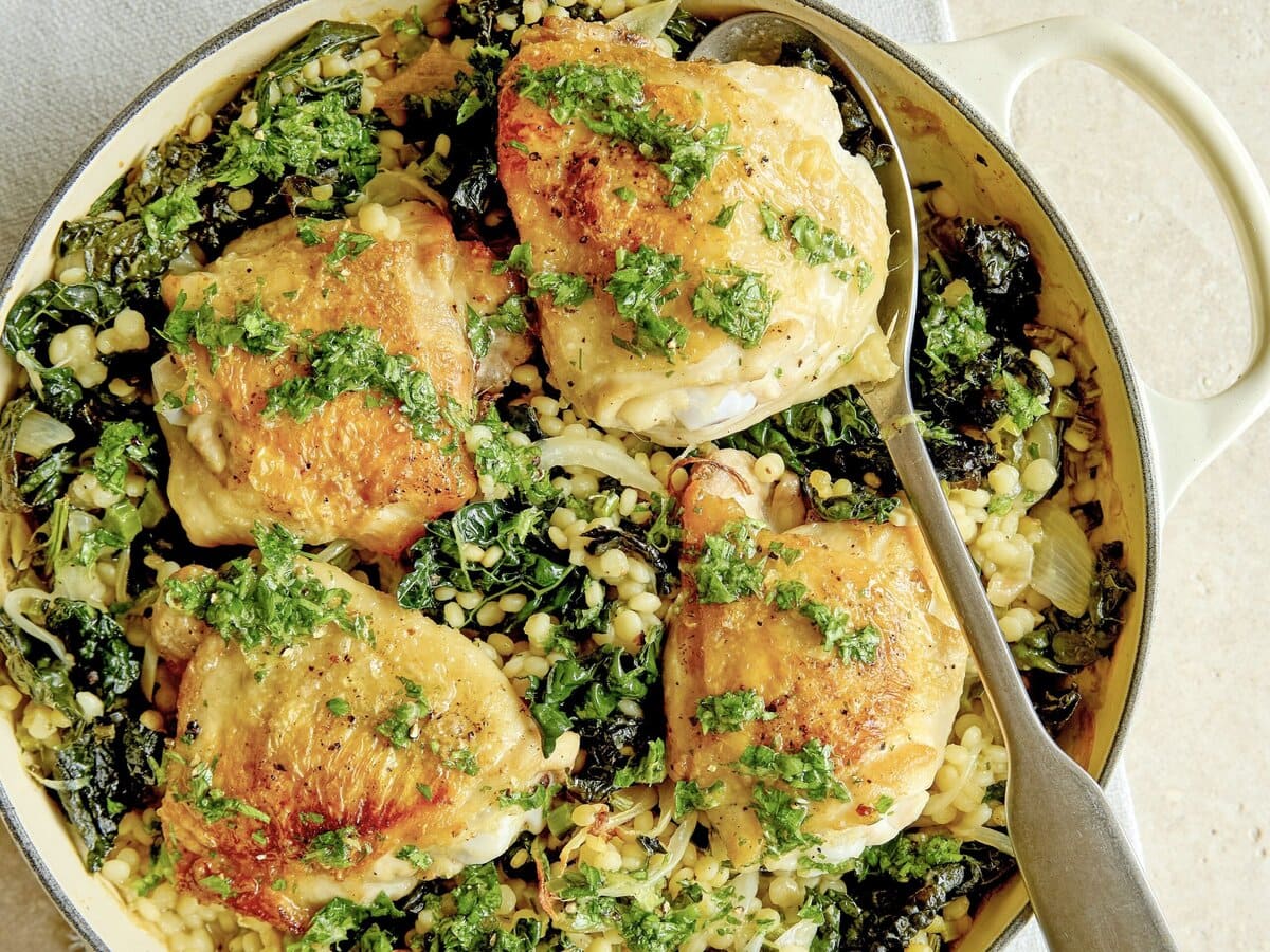 Pan met knoflookkip met parelcouscous en cavolo nero