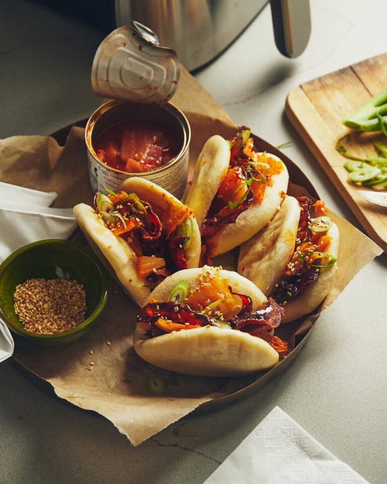 Gestoomde bao buns met kimchi en crispy bacon