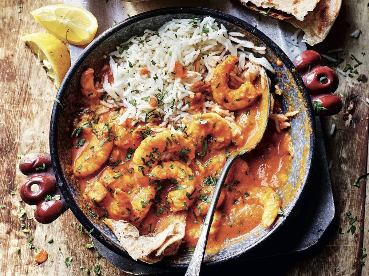 Rode curry met garnalen, geserveerd met rijst en brood