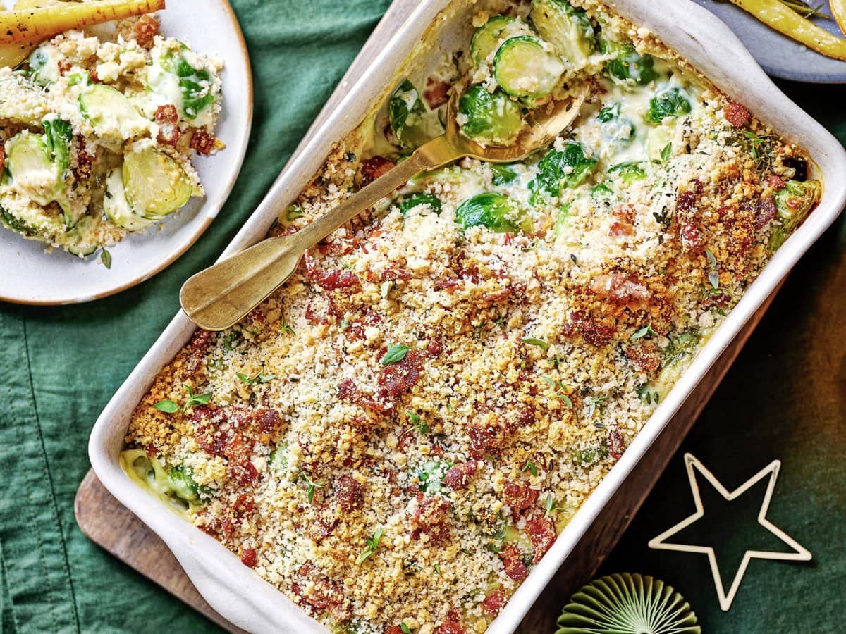 Gegratineerde spruitjes met spek in een ovenschaal