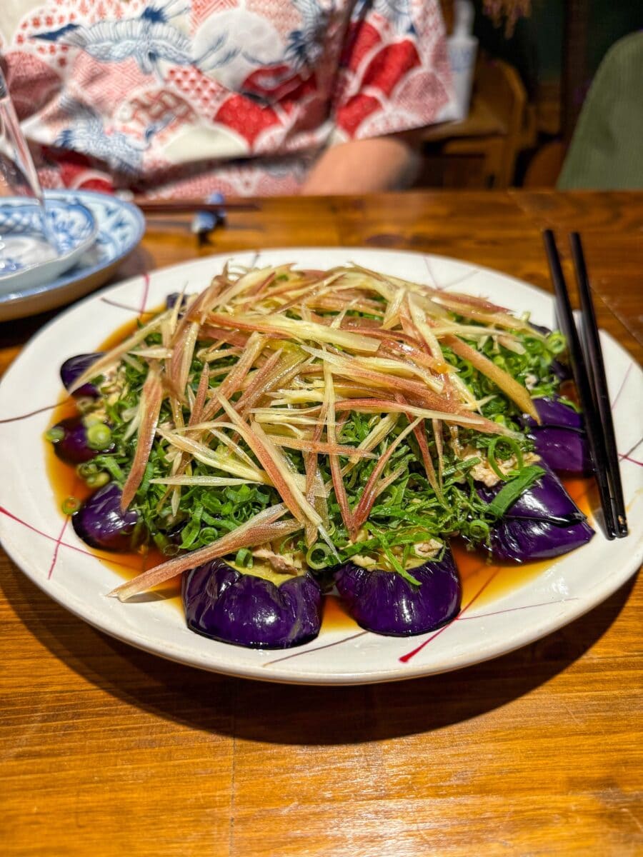 Aubergine tataki met gember in Japan