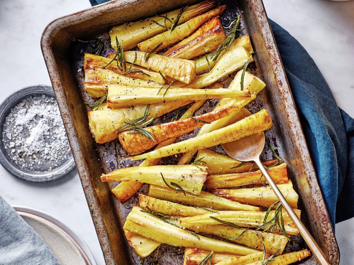 Geroosterde pastinaak met honing en rozemarijn in een ovenschaal