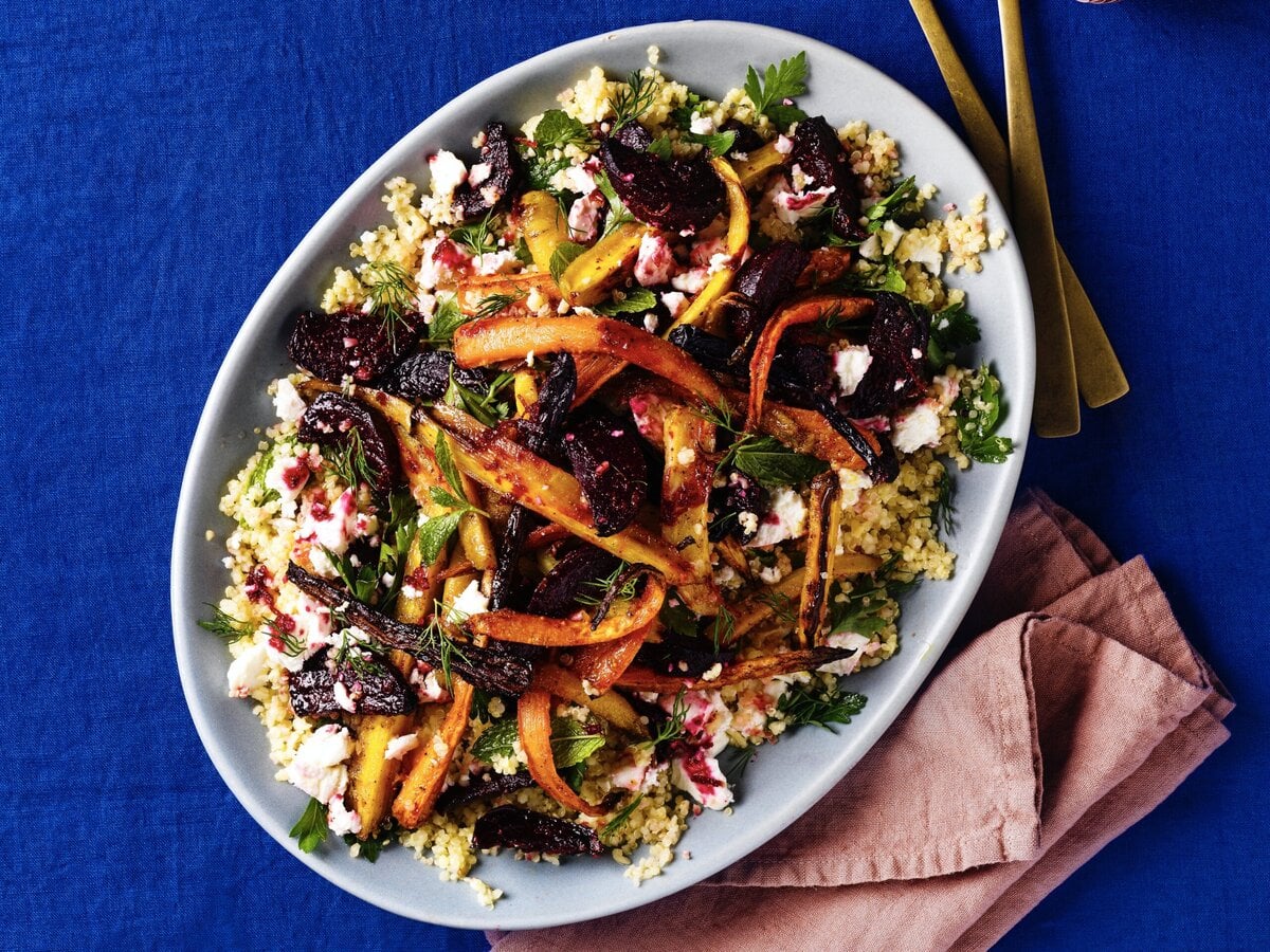 Geroosterdebieten en -wortelsalade met bulgur, quinoa, feta en hazelnoot