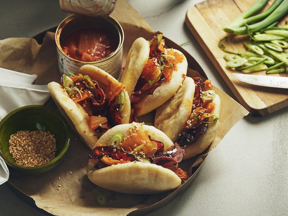 4 gestoomde bao buns met kimchi, crispy bacon, lente-ui en sesamzaad