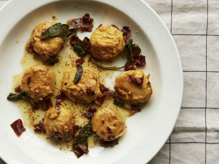 Gnudi met pompoen, pancetta en salie