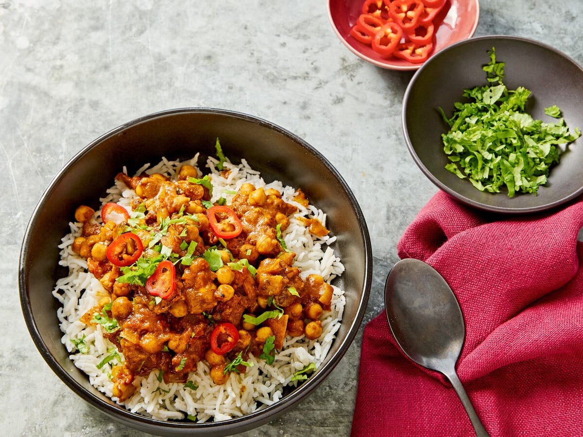 Groentecurry uit de airfryer in een bord met kruiden