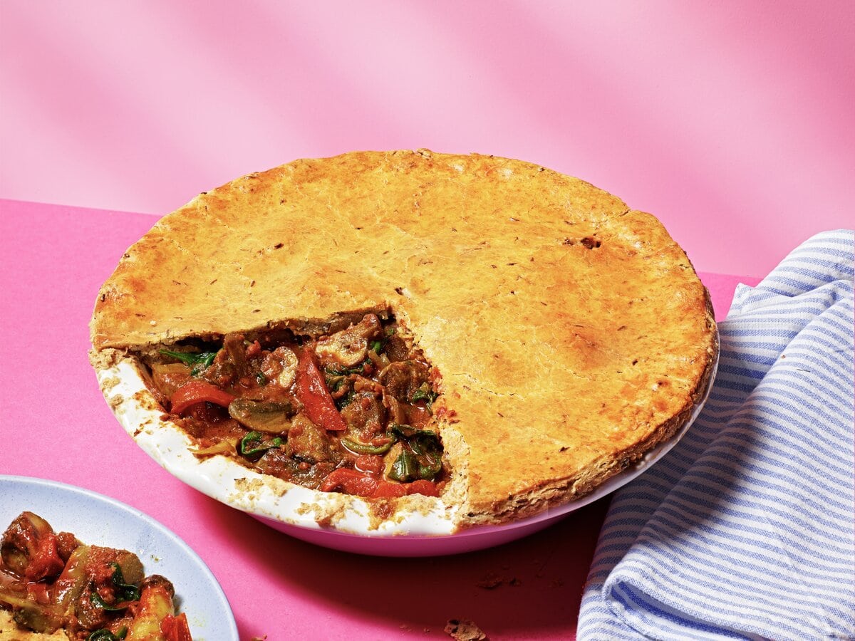 Indiase currypie met champignons en paprika waar een stukje uit is
