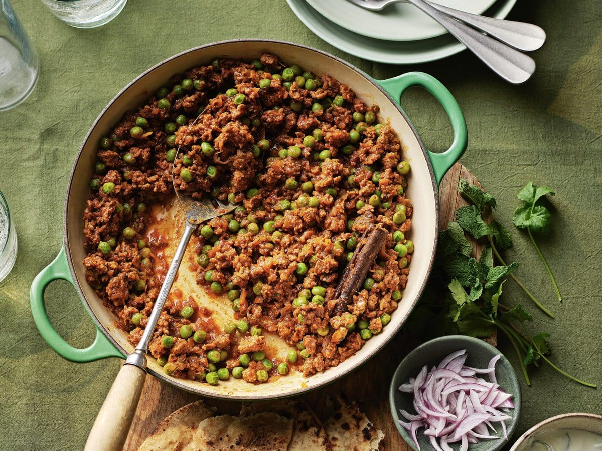 Indiase keemacurry met hert, doperwten en kaneel, geserveerd met roti en komkommerraita