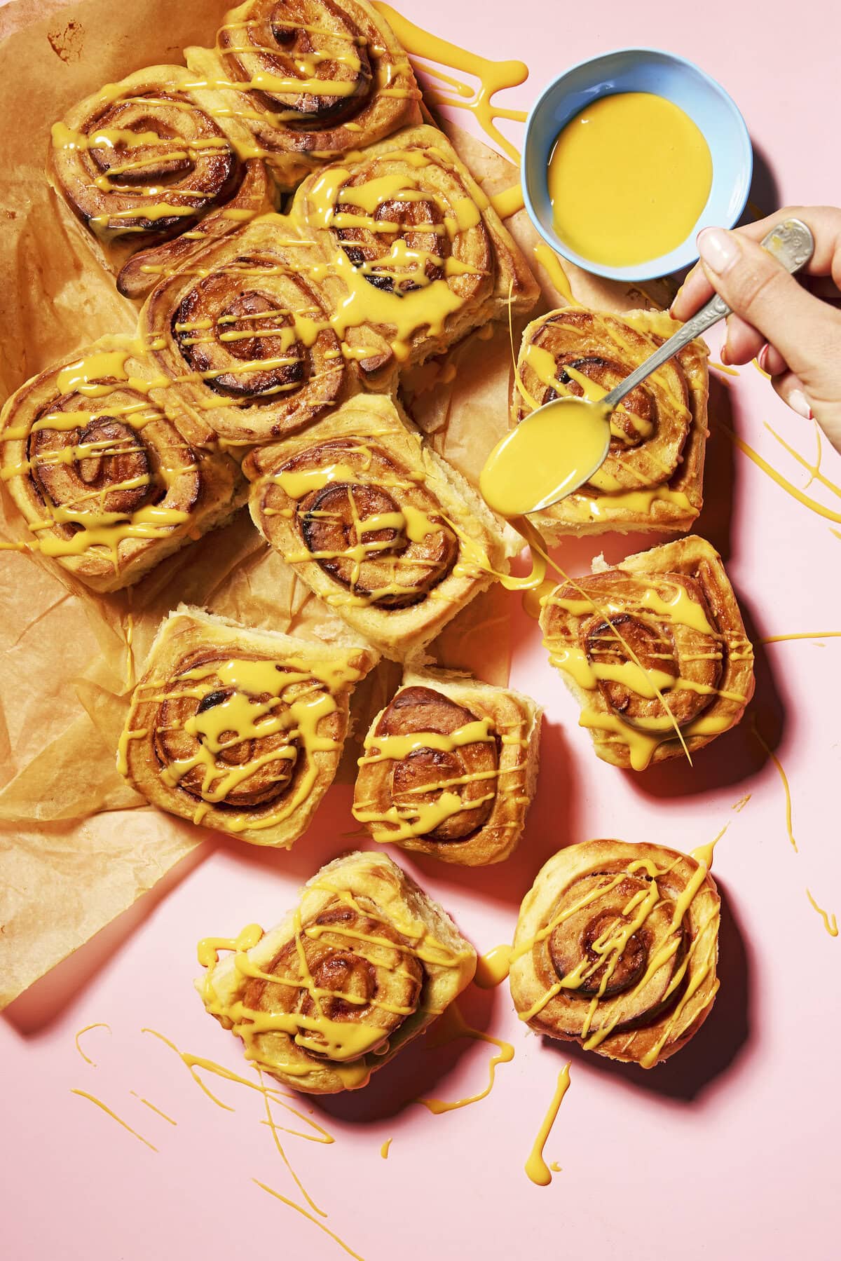 Zoete broodjes genaamd jam roly poly buns met een custardglazuur erover