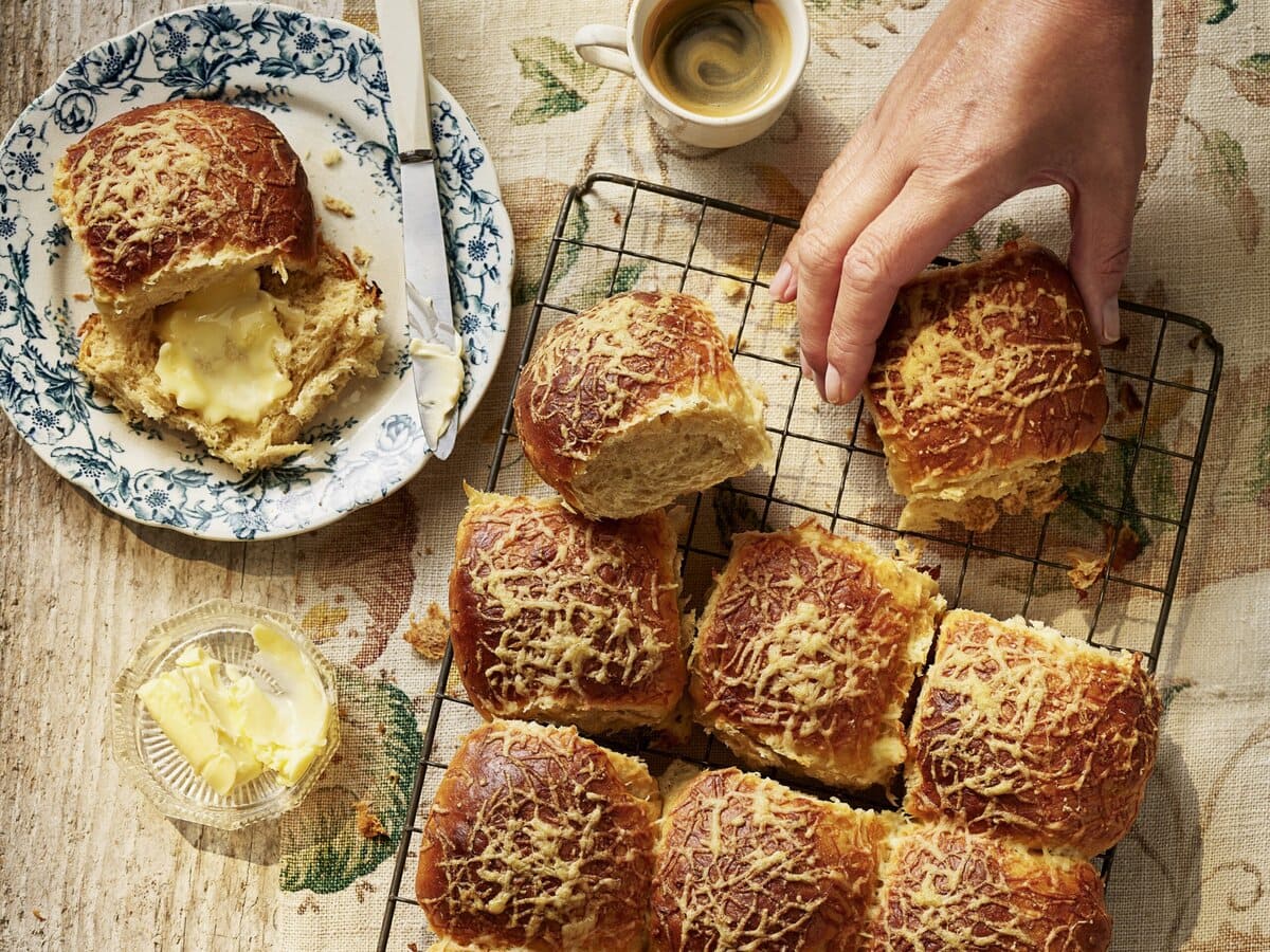Kaas-Marmitebolletjes op een plaat en bordje