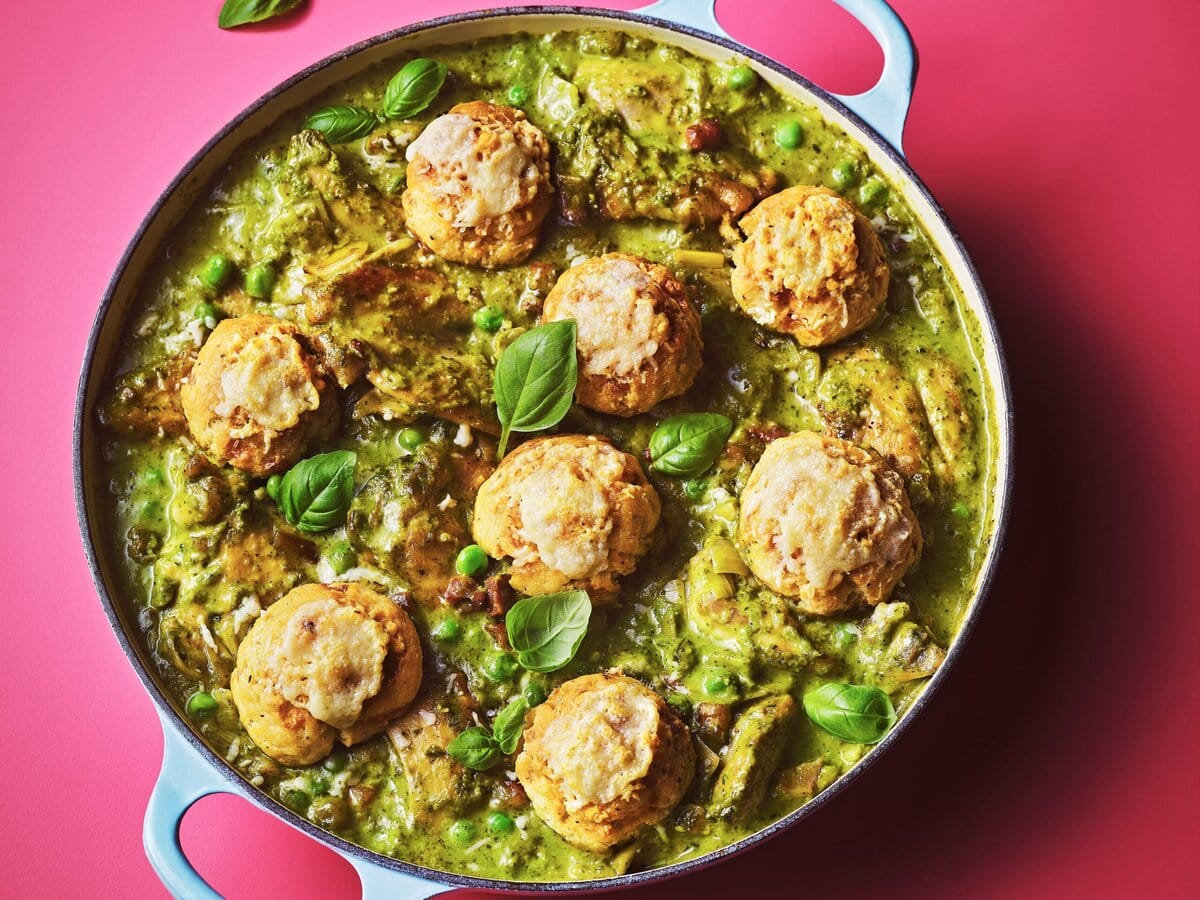Kip-pestostoof met cheddardumplings, basilicum en doperwten