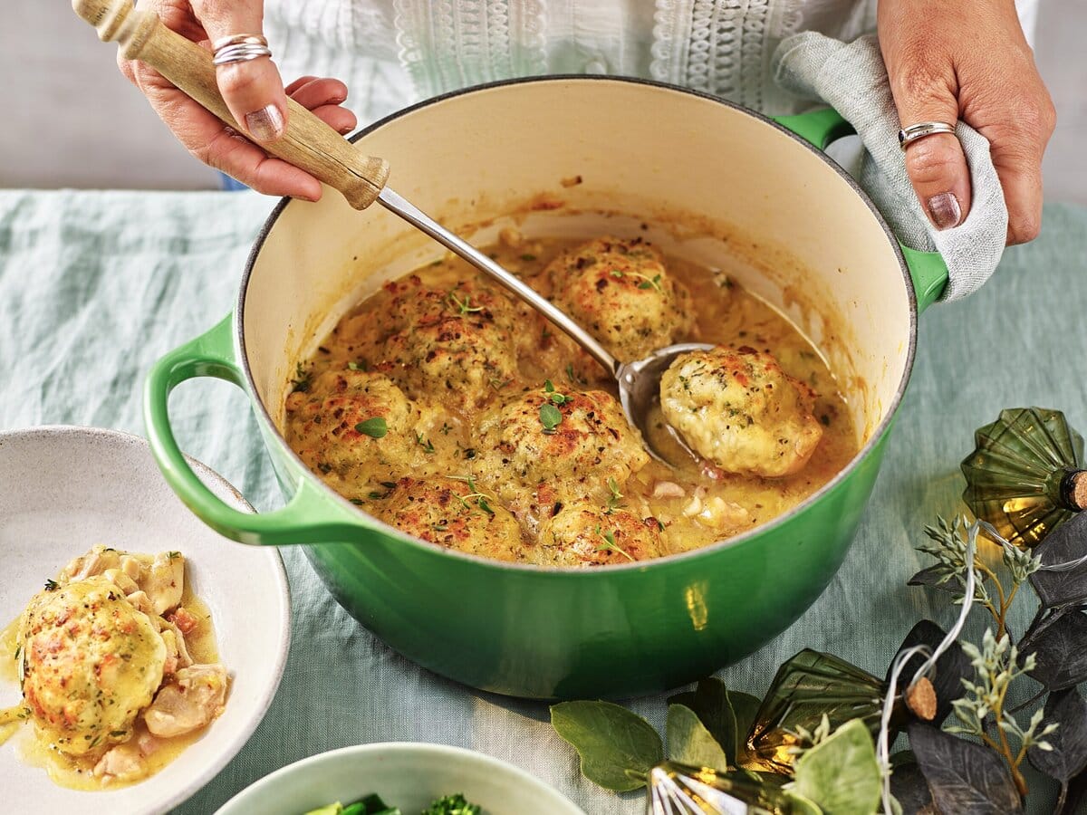 Kruidige kipstoof met parmezaandumplings in een pan