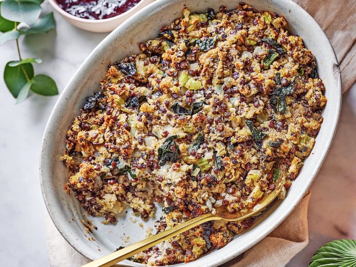 Linzenschotel met salie en cavolo nero in een ovenschaal