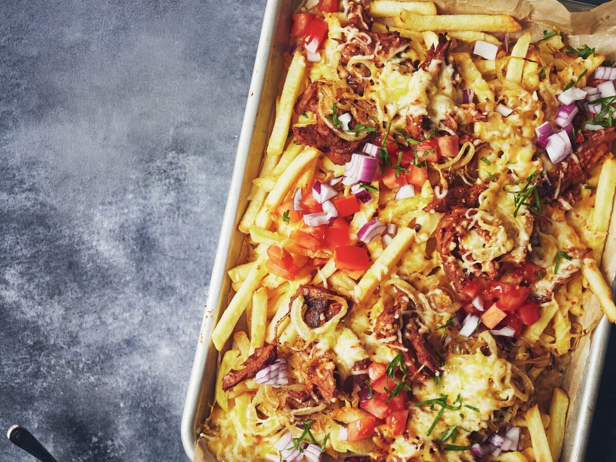 Loaded fries met plantaardig vlees, paprika, rode ui en kaas