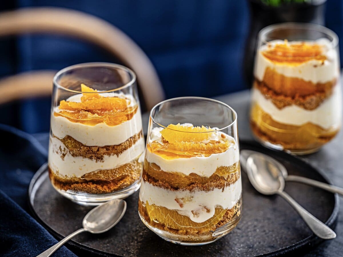 Drie marmelade-gembertoetjes met laagjes koek, marmelade en yoghurt