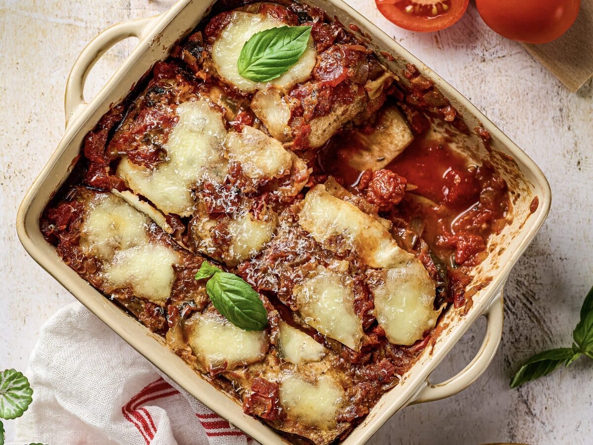 Melanzane alla parmigiana in een ovenschaal