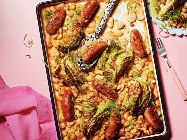 Misotraybake met worst en savooiekool