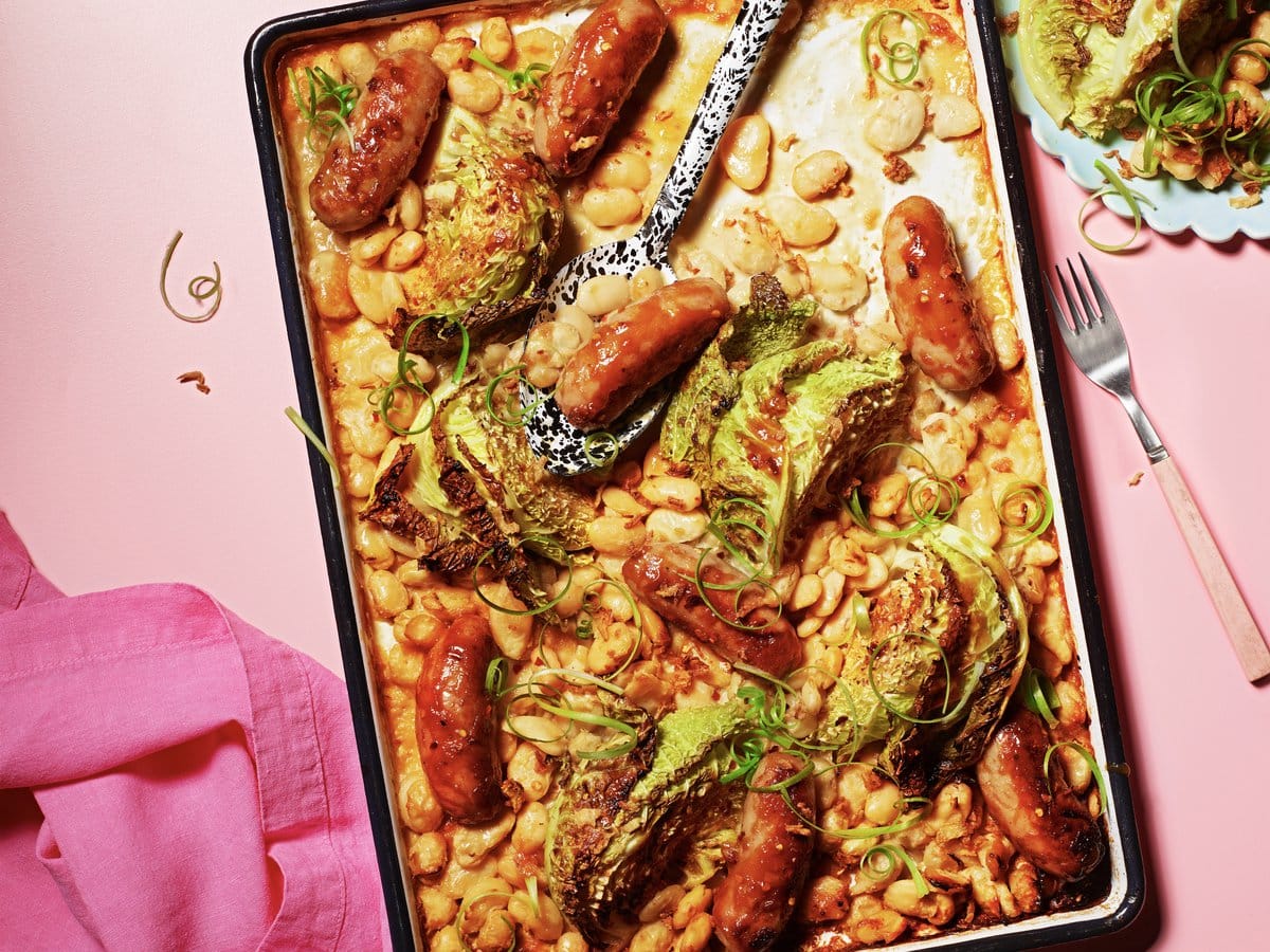 Misotraybake met worst, savooiekool en limabonen