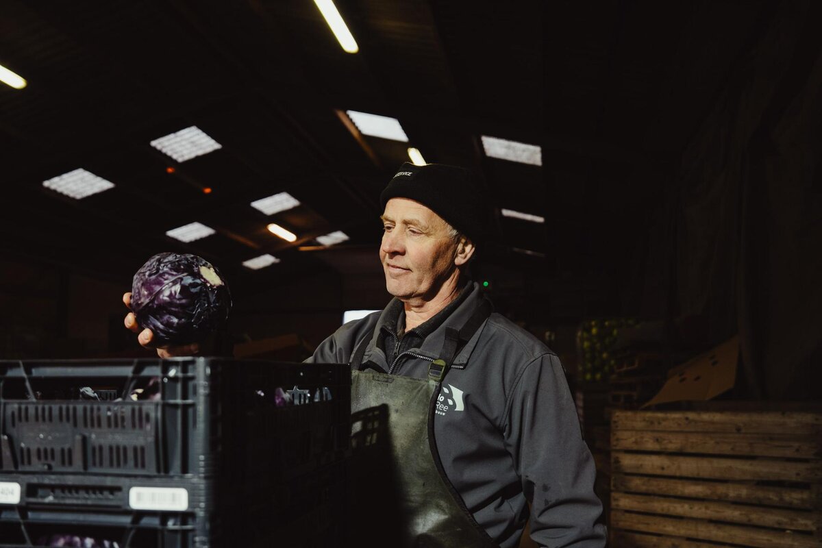 No waste army boer met een rode kool