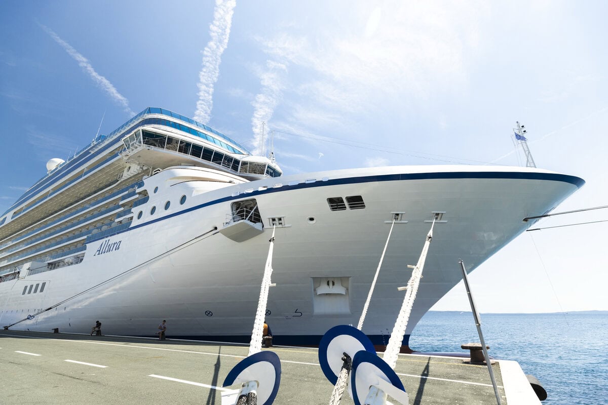 Het schip de Allura van Oceania Cruises in een haven