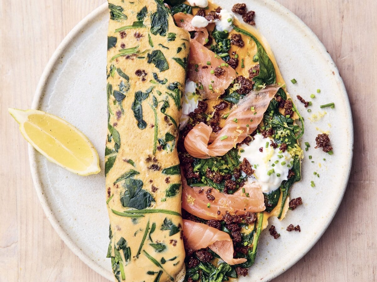 Omelet met gerookte zalm, roggebrood, spinazie en cottage cheese