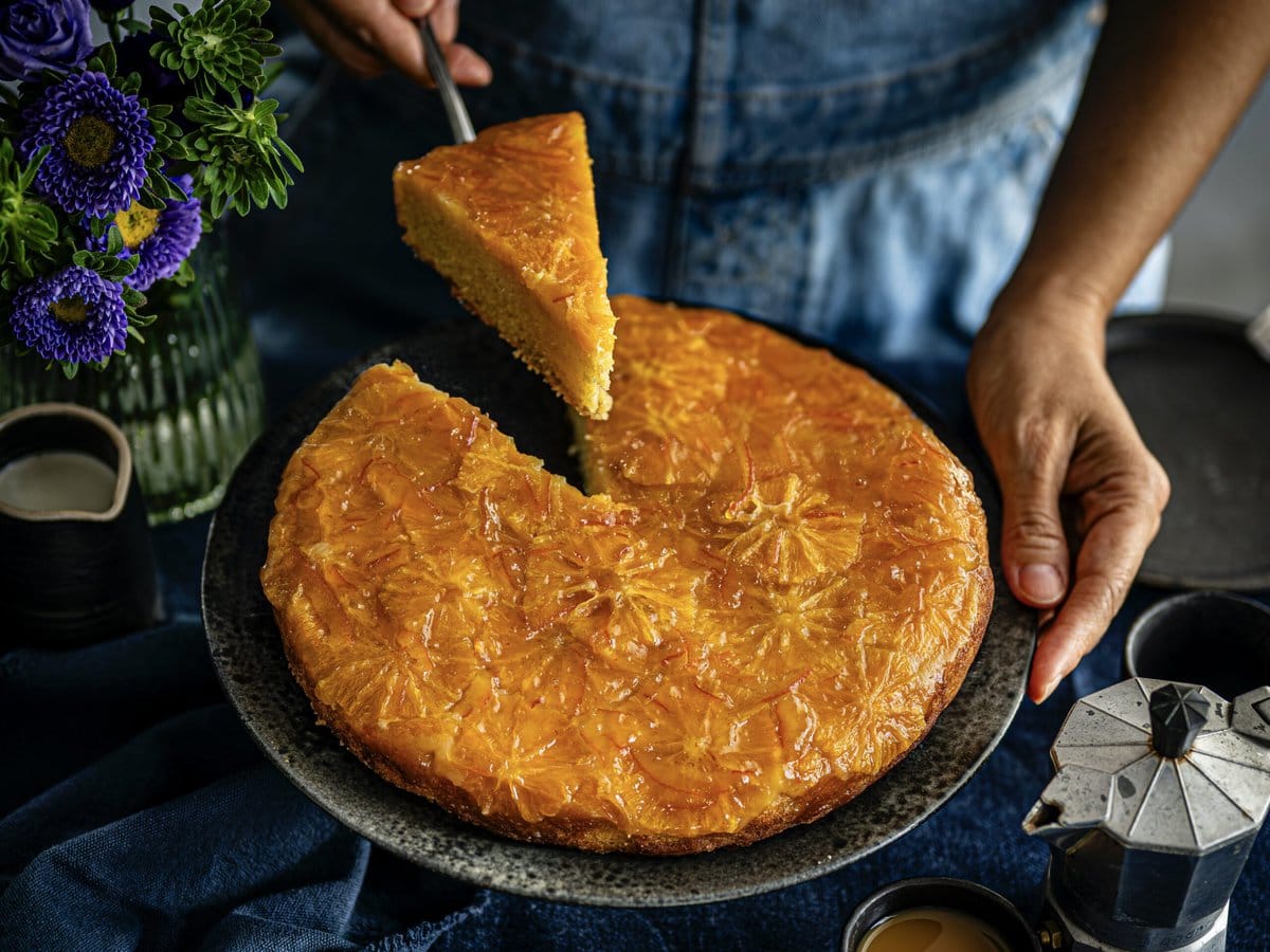 Ondersteboven sinaasappel-marmeladecake met een stukje eruit