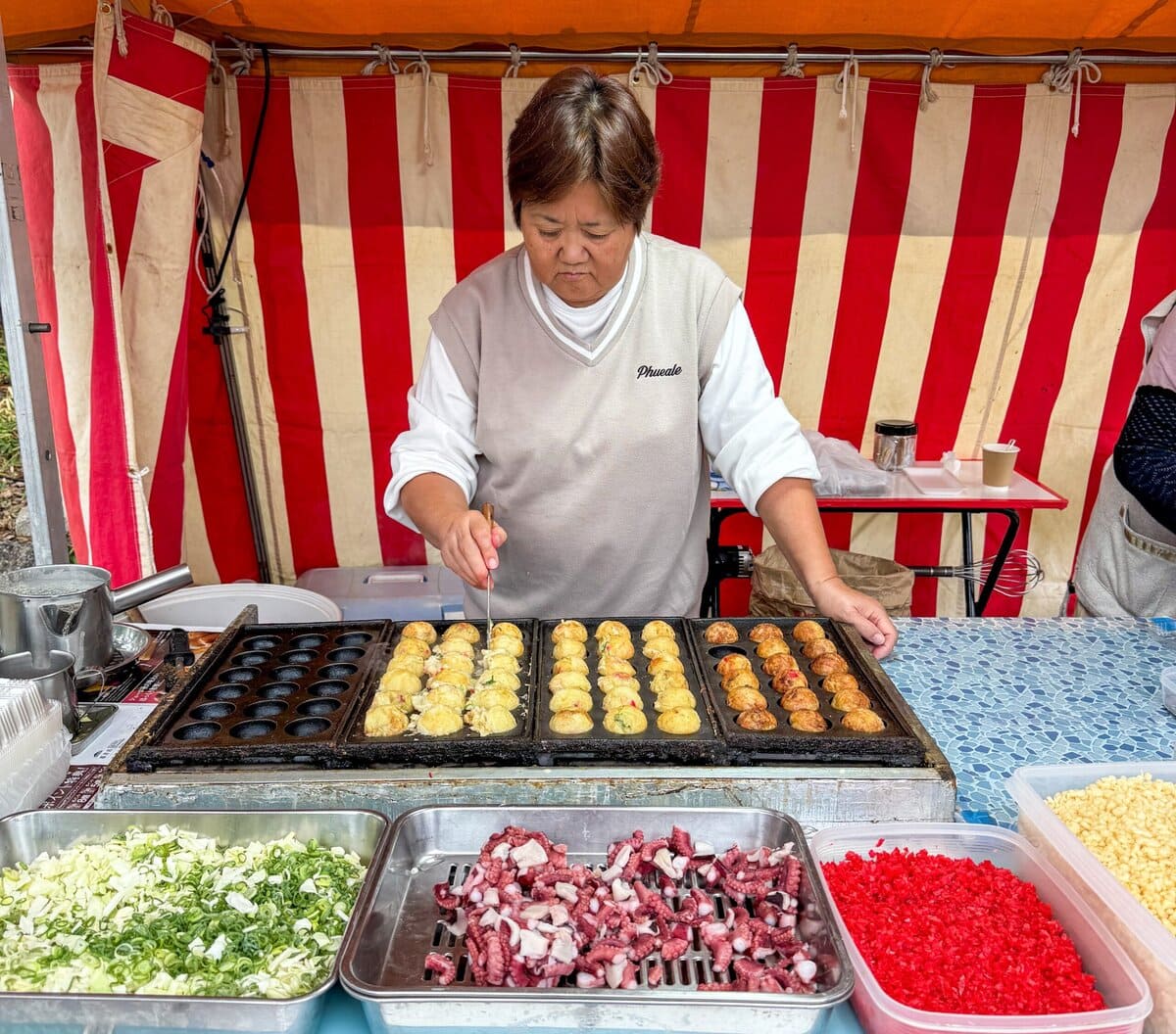 Vrouw maakt verse takoyaki in Osaka