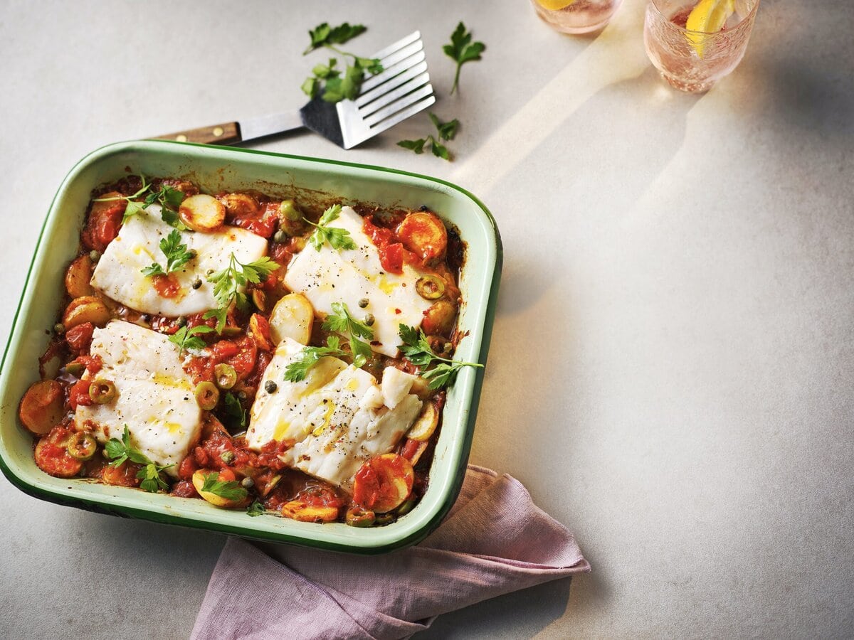 Puttanescatraybake bestaande uit tomaat, olijf, krieltjes, koriander, kappertjes en heek