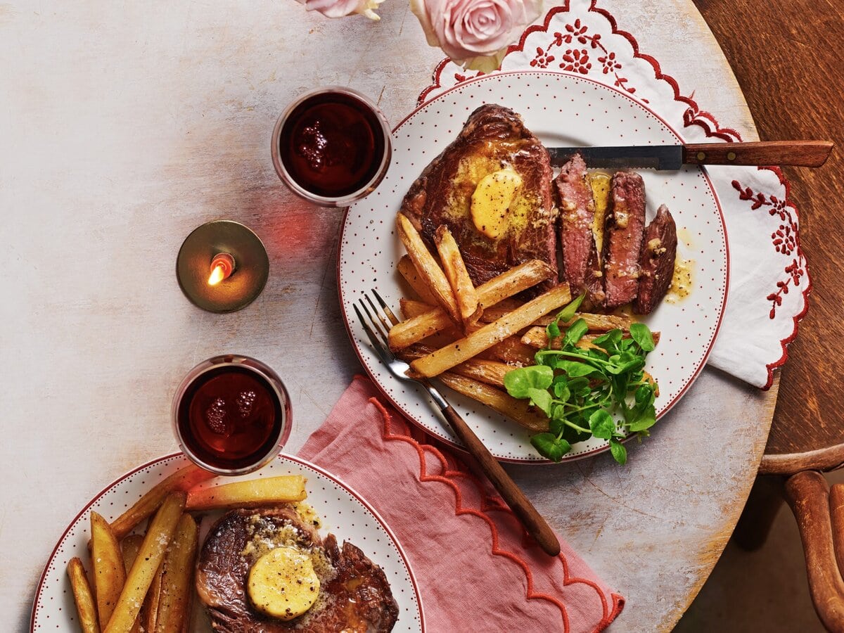 Ribeye met cacio-e-pepeboter, geserveerd met friet en waterkers