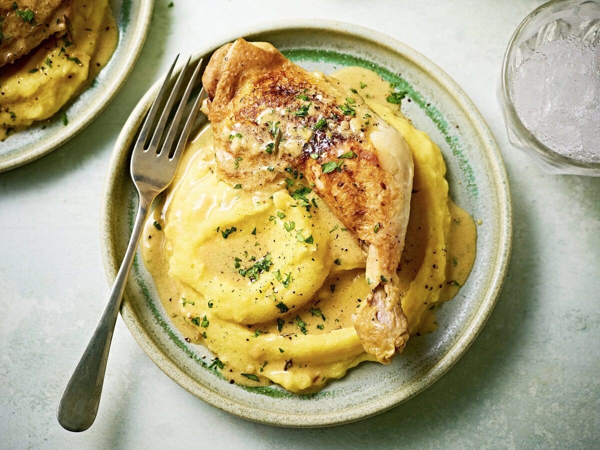 Polenta met daarop een stuk romige knoflookkip