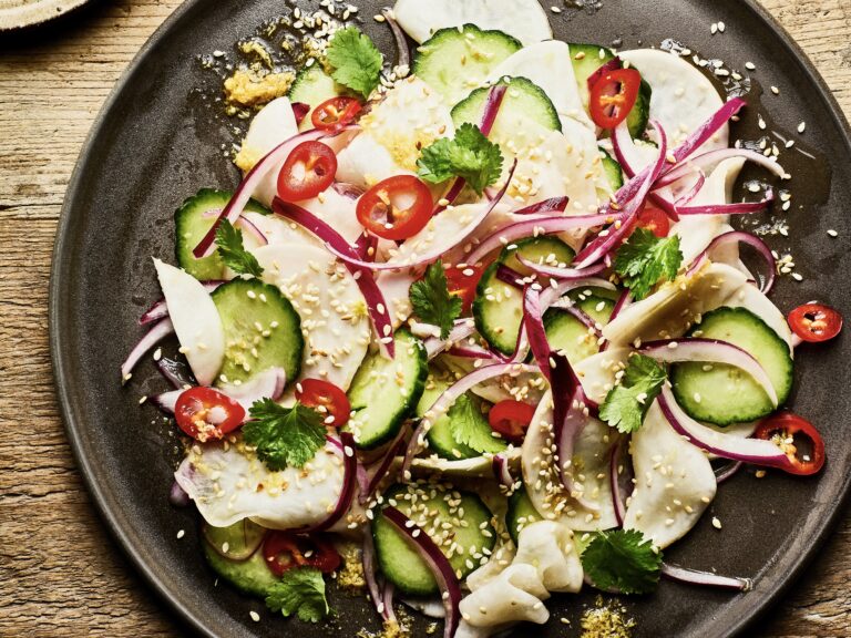 Salade van pickled knolraap, komkommer en gember