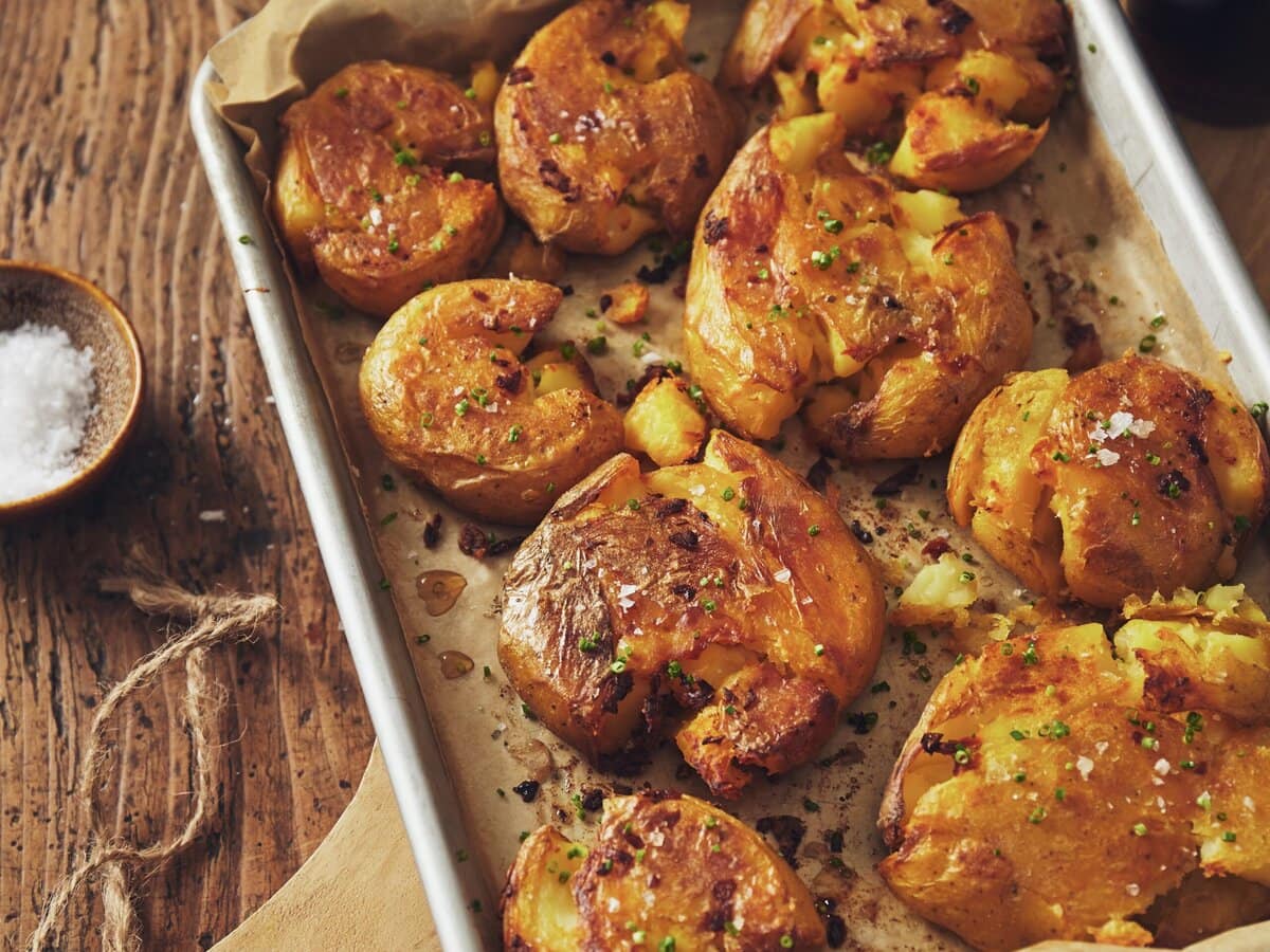 Smashed roast potatoes met moutazijn op een bakplaat