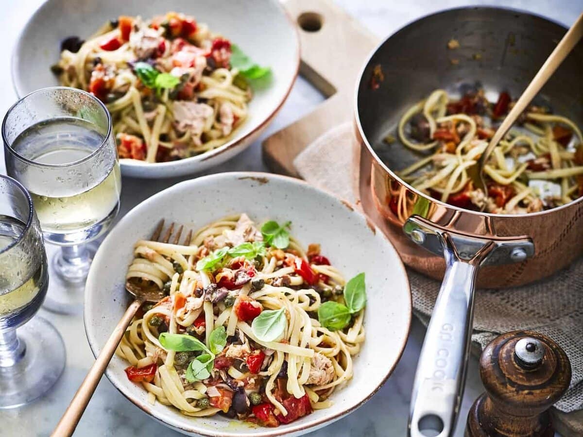 bord met spaghetti puttanesca
