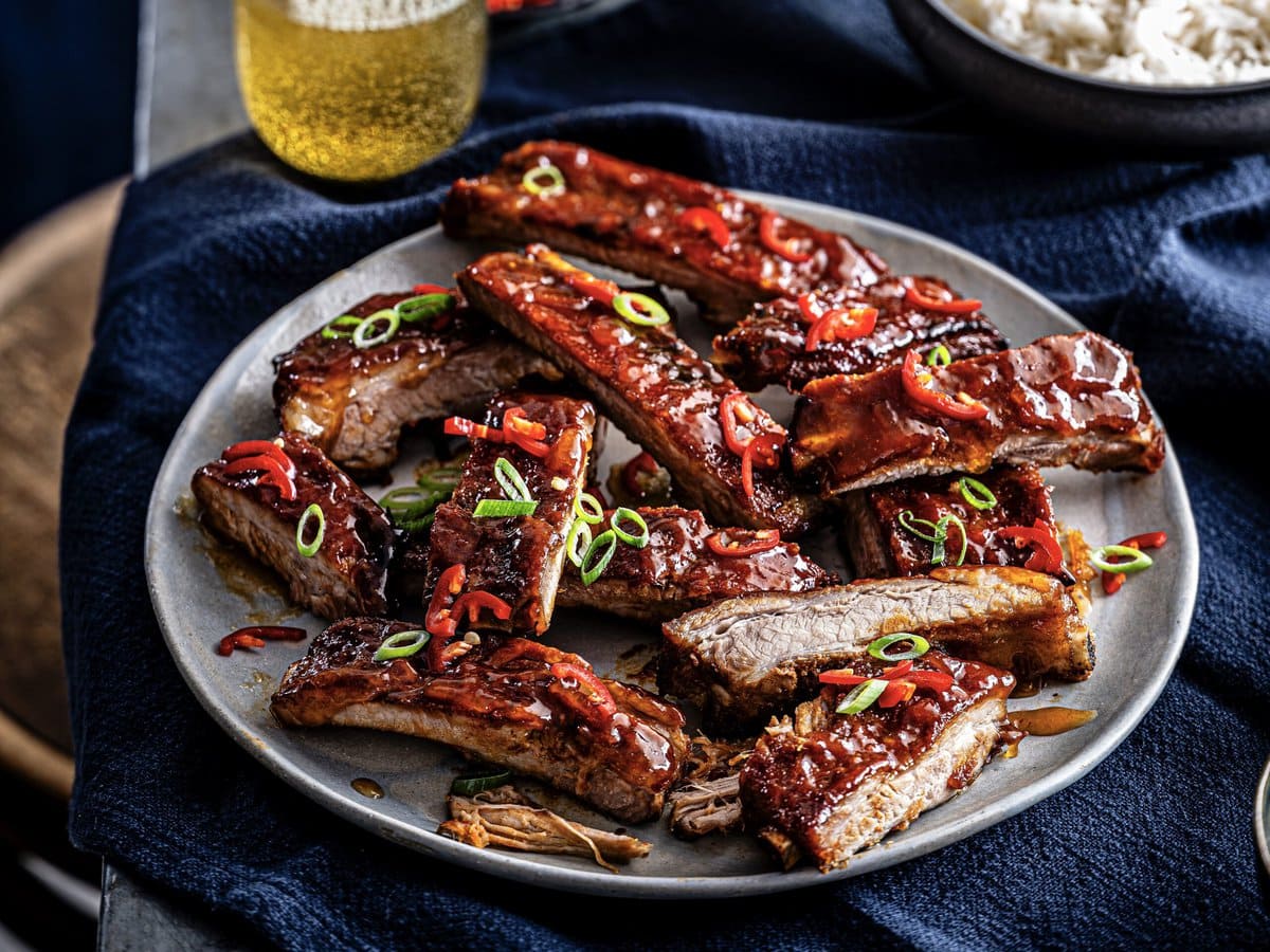 Sticky ribs met chili en marmelade met lente-ui en chilipeper erover