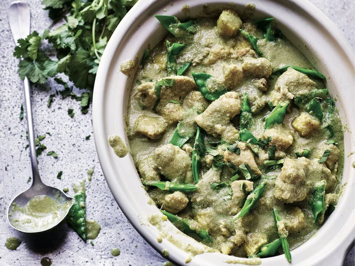 Thaise groene curry met kip, peultjes en koriander