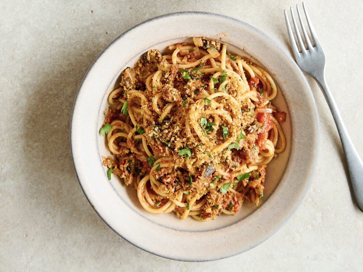 Tomaat-sardinespaghetti met krokante panko