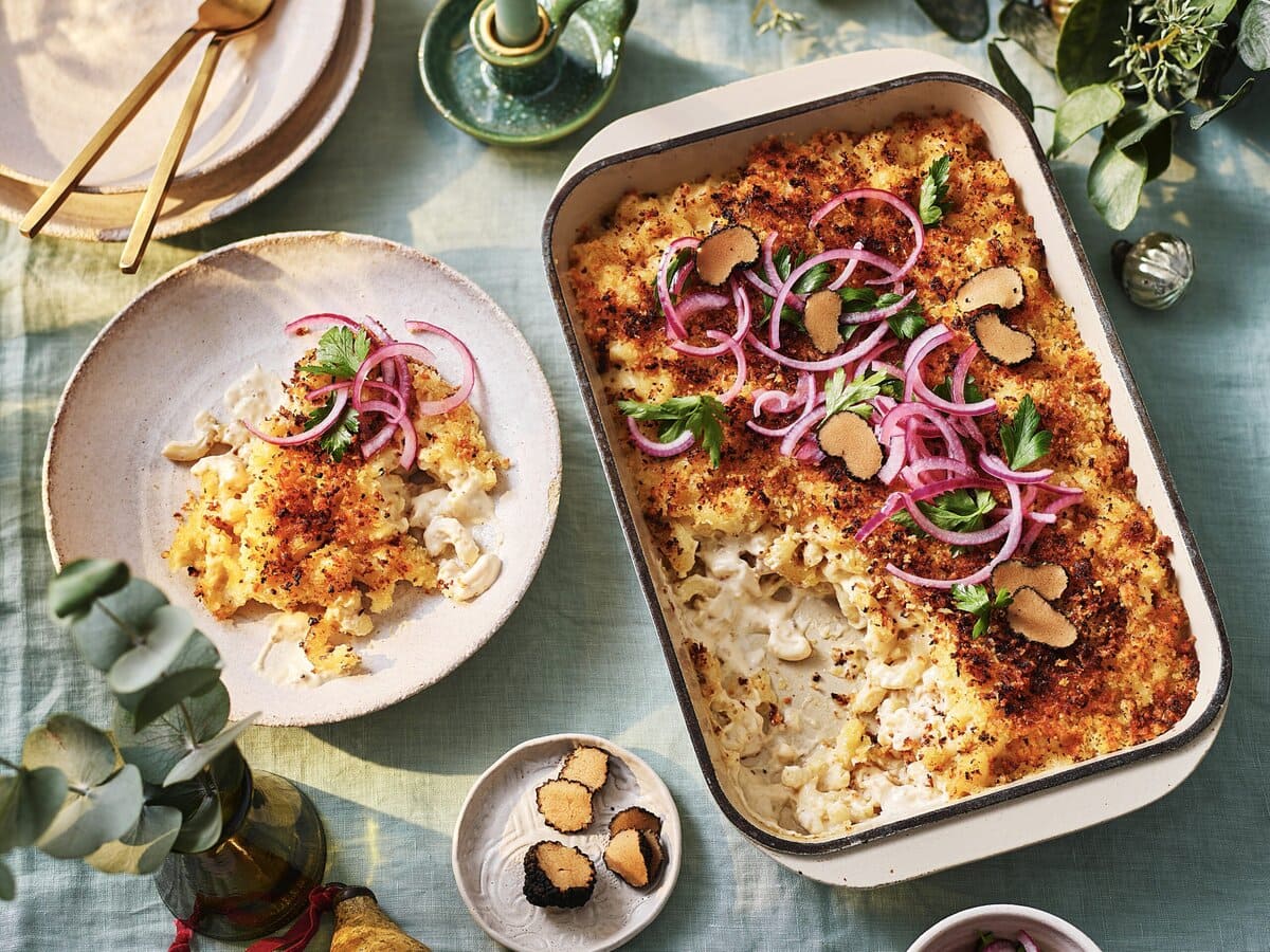 Mac ‘n’ cheese met truffel, ui en koriander erop